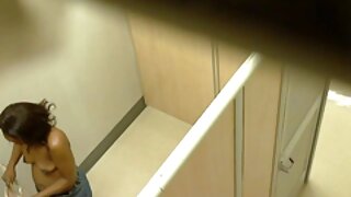 तोंडाला पाणी सुटणाऱ्या मुली पार्लरमध्ये उत्कट लेस्बियन सेशन करत आहेत
