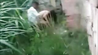 गोंडस माणूस मिश स्थितीत त्याच्या सुंदर कुरळे केसांच्या कुत्रीला चोदतो