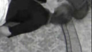 बुटीलिशियस टॅटू जपानी MILF पलंगावर मागून वाजत आहे