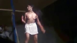 लहान छाती असलेल्या आशियाई वेश्या कुत्र्याला पलंगावर रफ मारते