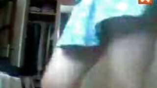 दोन ब्रुनेट्स एकमेकांना अतृप्त स्लिट्स संतुष्ट करतात