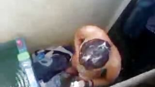 दोन किंकी कुत्री इसिस टेलर आणि अॅलेक्सिस ब्रीझ राक्षसी डिल्डोसह संभोग करतात