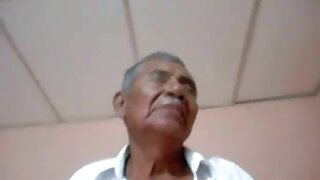 दोन लवचिक आणि खेळातील किशोरवयीन मुले व्यायामशाळेत वेडा सेक्स करत आहेत