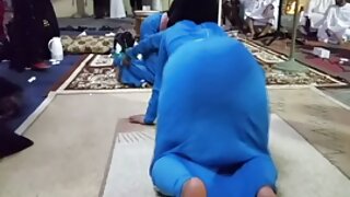 कोंबड्यांसाठी भुकेलेली हिना मेदा क्यूको माकी युई नानासे एकट्या माणसाला आनंद देत आहेत