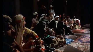 अनुभवी मालिश करणारी लाना व्हायोलेट डुडच्या शरीरावर काम करते आणि त्याचा कोंबडा चालवते