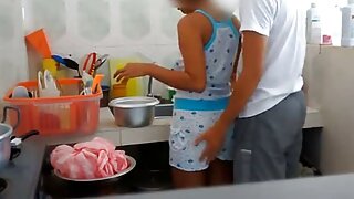 स्पोर्टी अप्रतिम काळ्या केसांच्या किशोरला मजबूत फॅट डिक चालवण्याची आवड आहे