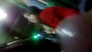 एकमेकांशी मऊ खेळणारी सुंदर किशोरवयीन मुले पायऱ्यांवर बसतात