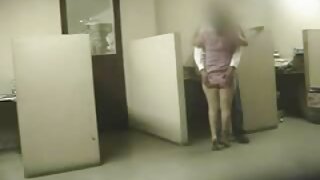 सडपातळ शरीरासह मादक निम्फॉस हॉट आंतरजातीय थ्रीसममध्ये भाग घेतात