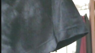 आकर्षक बाळ थ्रीसममध्ये एक काळा स्टड शेअर करतात