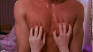 बांधलेली बस्ट वेश्या तिच्या BDSM मैत्रिणीसमोर लघवी करते