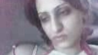 हलक्या केसांची लूटलेली कोंबडी तिची चाट चाटते आणि म्हाताऱ्या माणसाला बीजे देते