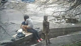 मस्क्यूलर स्ट्रिपटीज कलाकार खडबडीत महिलांचे मनोरंजन करतात