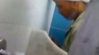 दोन खडबडीत स्लट्स सरावात त्यांचे कोंबडा चालवण्याचे कौशल्य दाखवतात